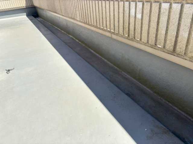 壁際に汚れが残る床面